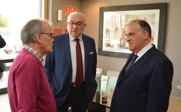 El presidente en funciones de la Federación, Marcelino Maté, el directivo del Burgos Gonzalo Antón y el presidente de la LFP, Javier Tebas.