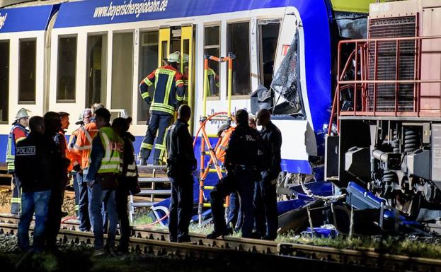 Los bomberos trabajan con los trenes tras el choque. 