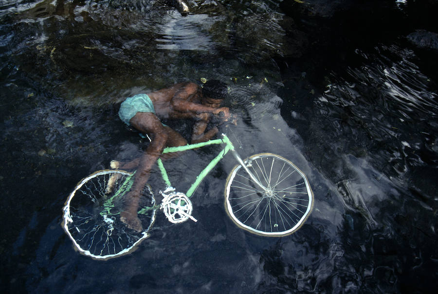 Bruno Barbey. Reunion. Un muchacho juega en la Riviera de Galets.