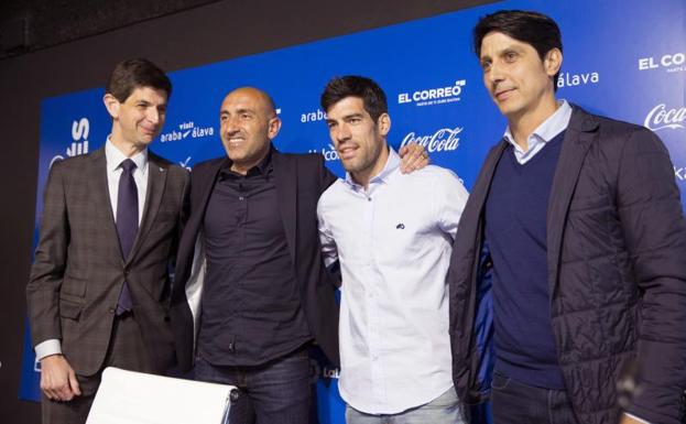 El presidente del Alavés, Alfonso Fernández de Trocóniz; el entrenador, Abelardo Fernández; el capitán del equipo, Manu García; y el director deportivo, Sergio Fernández. 