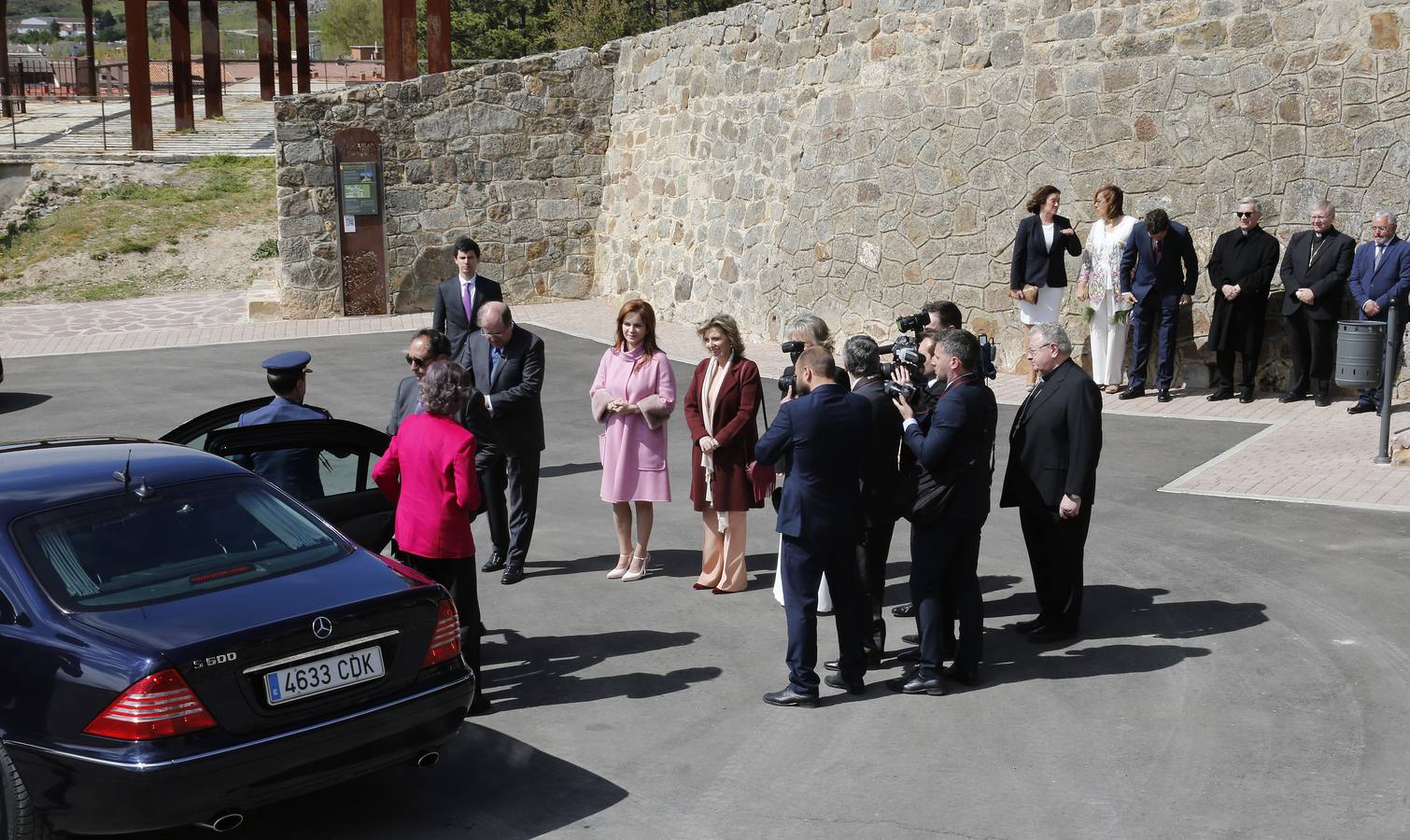 Los vecinos dieron una calurosa bienvenida a la Reina que acudió a la villa palentina para inaugurar 'Mons Dei', la XXIII edición de la exposición, que podrá visitarse desde mañana y hasta el 18 de noviembre