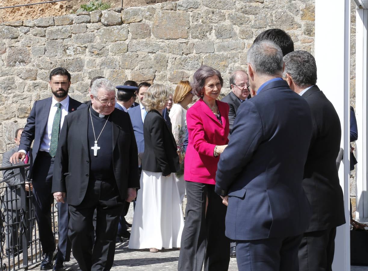 Los vecinos dieron una calurosa bienvenida a la Reina que acudió a la villa palentina para inaugurar 'Mons Dei', la XXIII edición de la exposición, que podrá visitarse desde mañana y hasta el 18 de noviembre