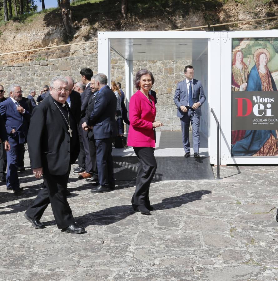 Los vecinos dieron una calurosa bienvenida a la Reina que acudió a la villa palentina para inaugurar 'Mons Dei', la XXIII edición de la exposición, que podrá visitarse desde mañana y hasta el 18 de noviembre