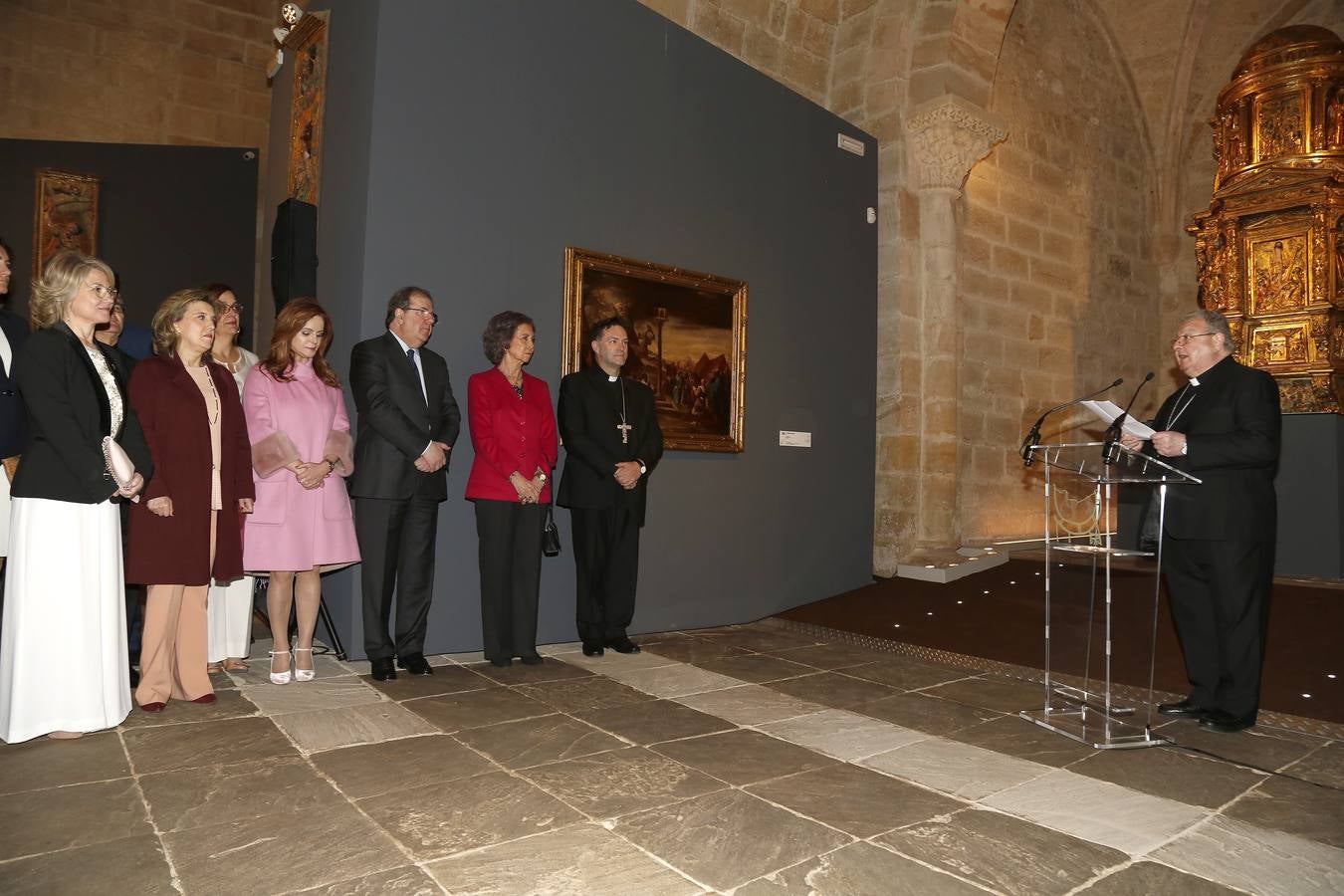 Los vecinos dieron una calurosa bienvenida a la Reina que acudió a la villa palentina para inaugurar 'Mons Dei', la XXIII edición de la exposición, que podrá visitarse desde mañana y hasta el 18 de noviembre