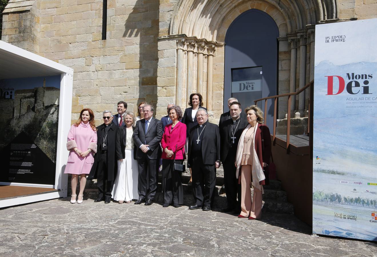 Los vecinos dieron una calurosa bienvenida a la Reina que acudió a la villa palentina para inaugurar 'Mons Dei', la XXIII edición de la exposición, que podrá visitarse desde mañana y hasta el 18 de noviembre