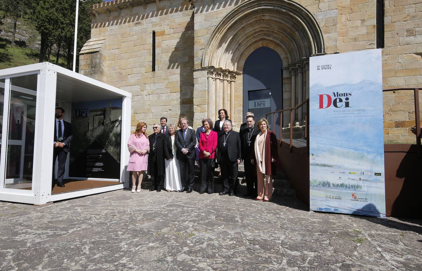 Los vecinos dieron una calurosa bienvenida a la Reina que acudió a la villa palentina para inaugurar 'Mons Dei', la XXIII edición de la exposición, que podrá visitarse desde mañana y hasta el 18 de noviembre