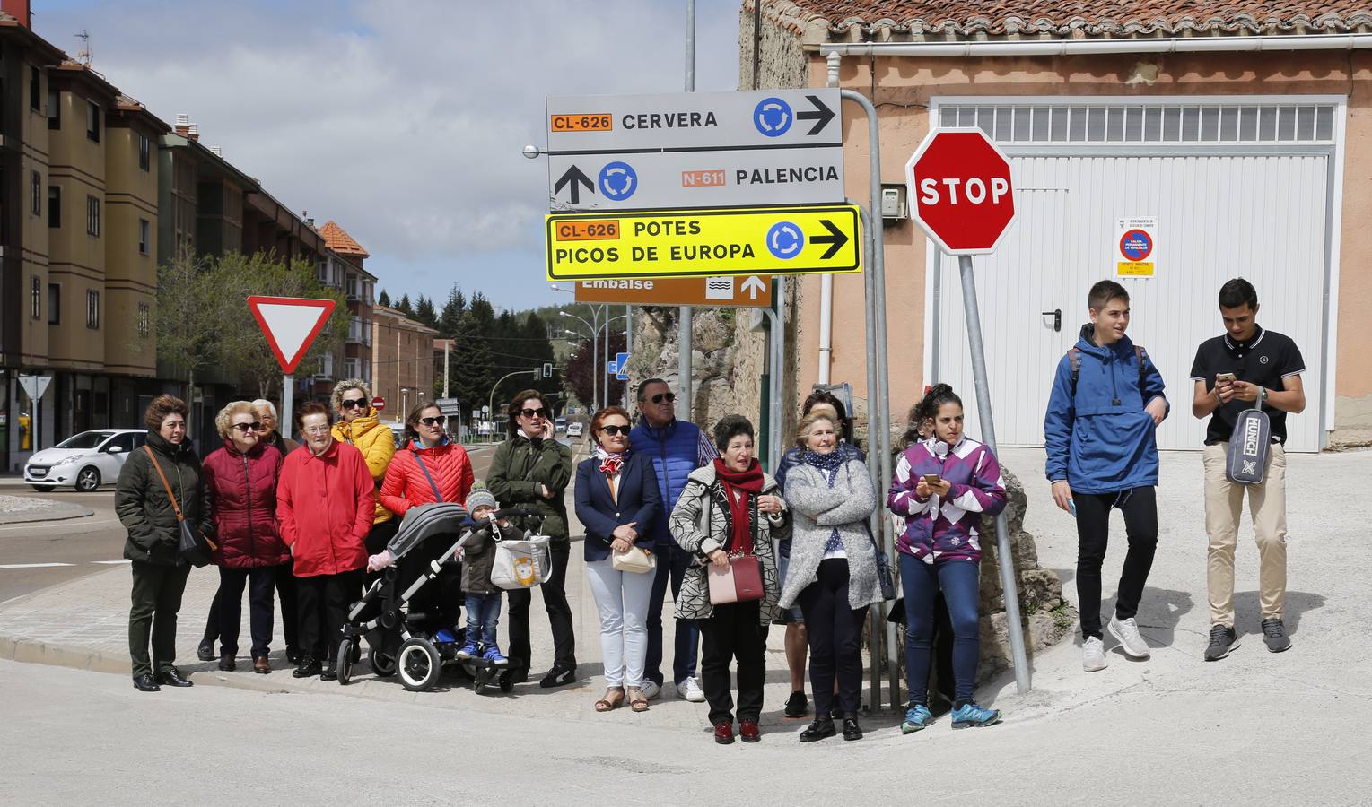 Los vecinos dieron una calurosa bienvenida a la Reina que acudió a la villa palentina para inaugurar 'Mons Dei', la XXIII edición de la exposición, que podrá visitarse desde mañana y hasta el 18 de noviembre