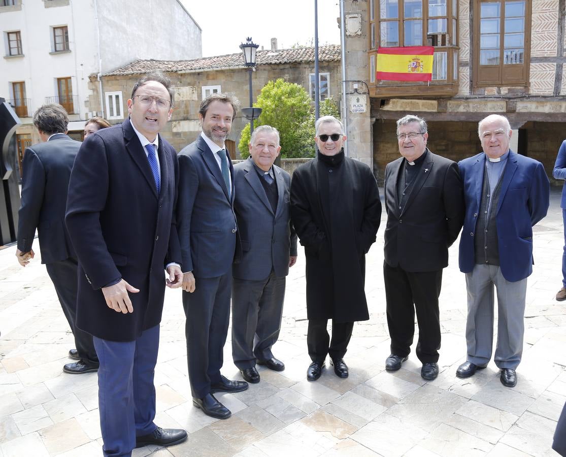 Los vecinos dieron una calurosa bienvenida a la Reina que acudió a la villa palentina para inaugurar 'Mons Dei', la XXIII edición de la exposición, que podrá visitarse desde mañana y hasta el 18 de noviembre