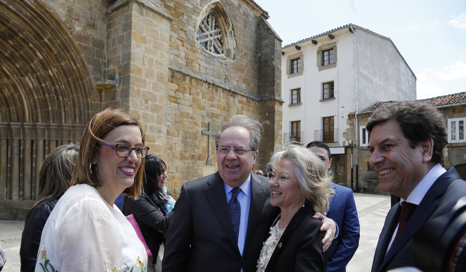 Los vecinos dieron una calurosa bienvenida a la Reina que acudió a la villa palentina para inaugurar 'Mons Dei', la XXIII edición de la exposición, que podrá visitarse desde mañana y hasta el 18 de noviembre