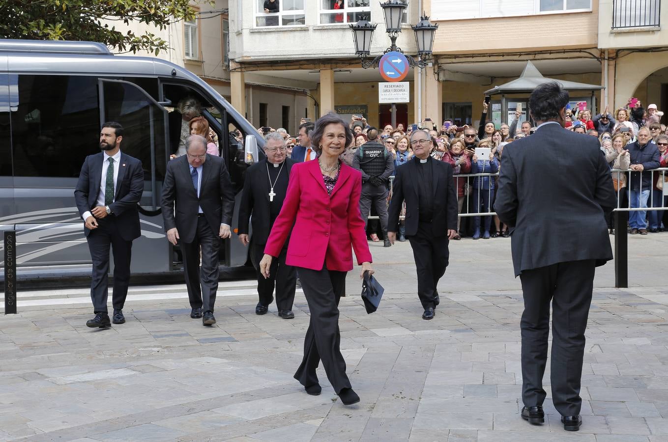 Los vecinos dieron una calurosa bienvenida a la Reina que acudió a la villa palentina para inaugurar 'Mons Dei', la XXIII edición de la exposición, que podrá visitarse desde mañana y hasta el 18 de noviembre