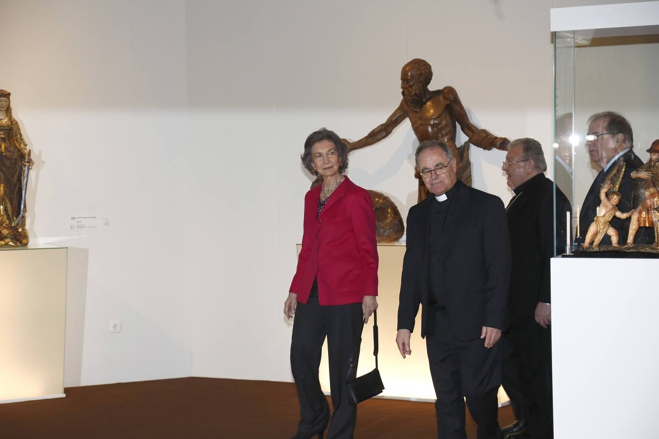 Los vecinos dieron una calurosa bienvenida a la Reina que acudió a la villa palentina para inaugurar 'Mons Dei', la XXIII edición de la exposición, que podrá visitarse desde mañana y hasta el 18 de noviembre