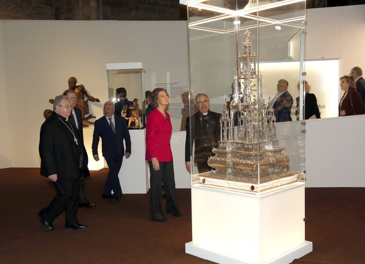 Los vecinos dieron una calurosa bienvenida a la Reina que acudió a la villa palentina para inaugurar 'Mons Dei', la XXIII edición de la exposición, que podrá visitarse desde mañana y hasta el 18 de noviembre