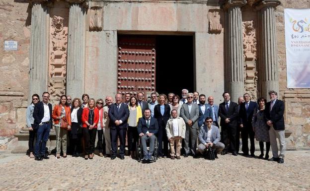 Foto de familia de representates de la Junta, la USAL y el Cermi esta mañana.