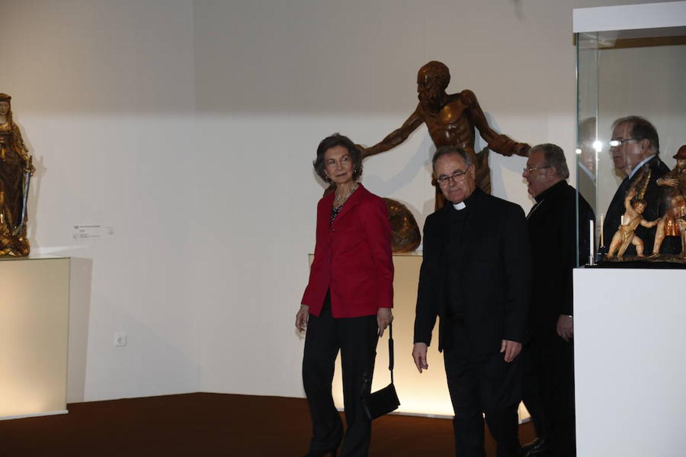 Los vecinos dieron una calurosa bienvenida a la Reina que acudió a la villa palentina para inaugurar 'Mons Dei', la XXIII edición de la exposición, que podrá visitarse desde mañana y hasta el 18 de noviembre