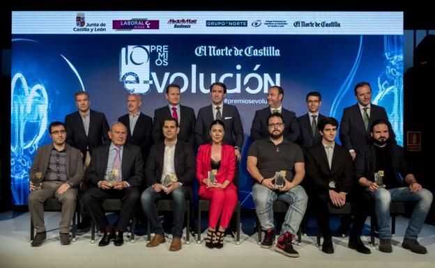 Foto de familia de los premiados, organizadores y patrocinadores en los X Premios e-volución.