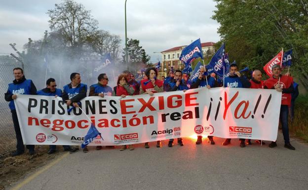 La concentración se ha celebrado esta mañana a las puertas de la prisión