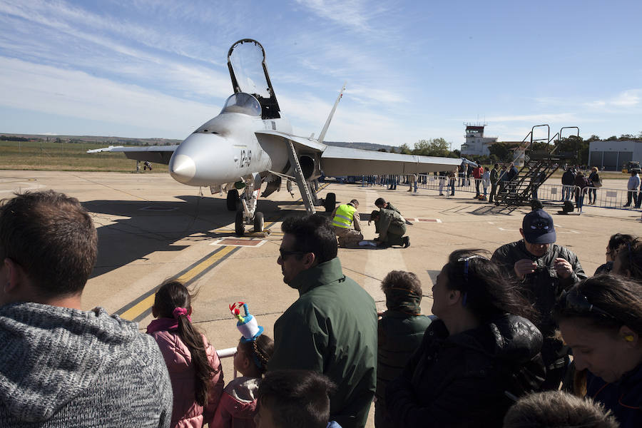 Fotos: La Base Aérea de Matacán dedica una exhibición al VIII Centenario de la Universidad de Salamanca