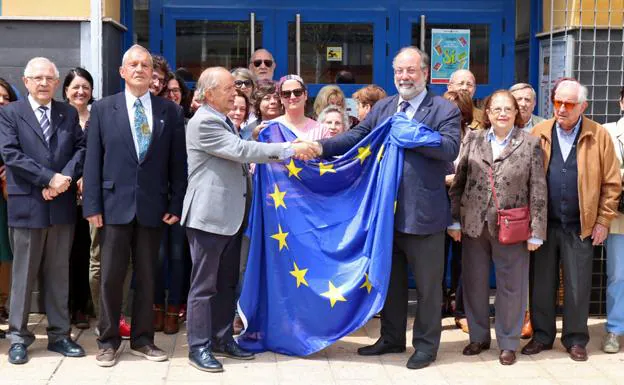 José Sagredo, presidente de la Casa de Europa, entrega la bandera a Arturo Almansa, presidente de Cruz Roja Burgos