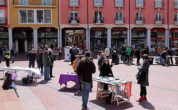 Entidades sociales se han concentrado en la Plaza Mayor en señal de protesta