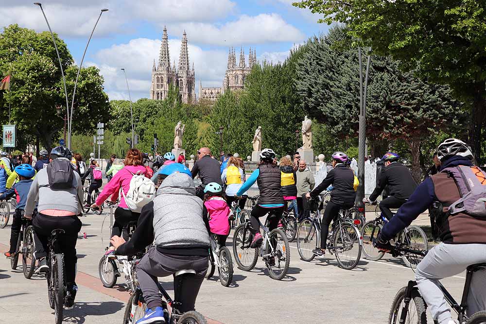 10.000 burgaleses han participado esta jornada de domingo en el Día de la Bici, una iniciativa de Proyecto Hombre, para promocionar el deporte y los estilos de vida saludables