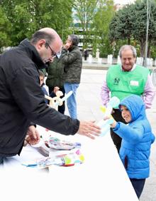 Imagen secundaria 2 - Mercadillo, fotos y globoflexia han animado esta mañana el Paseo Sierra de Atapuerca