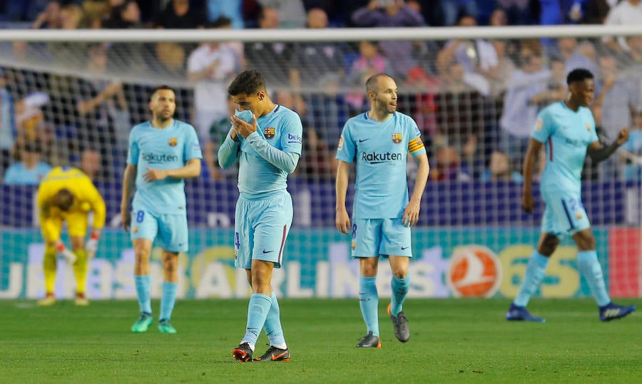 El Barça perdió la imbatibilidad en el Ciutat de Valencia a pesar del hat-trick de Coutinho y el penalti transformado por Suárez. Con esta victoria, el Levante acumula cinco consecutivas en casa 