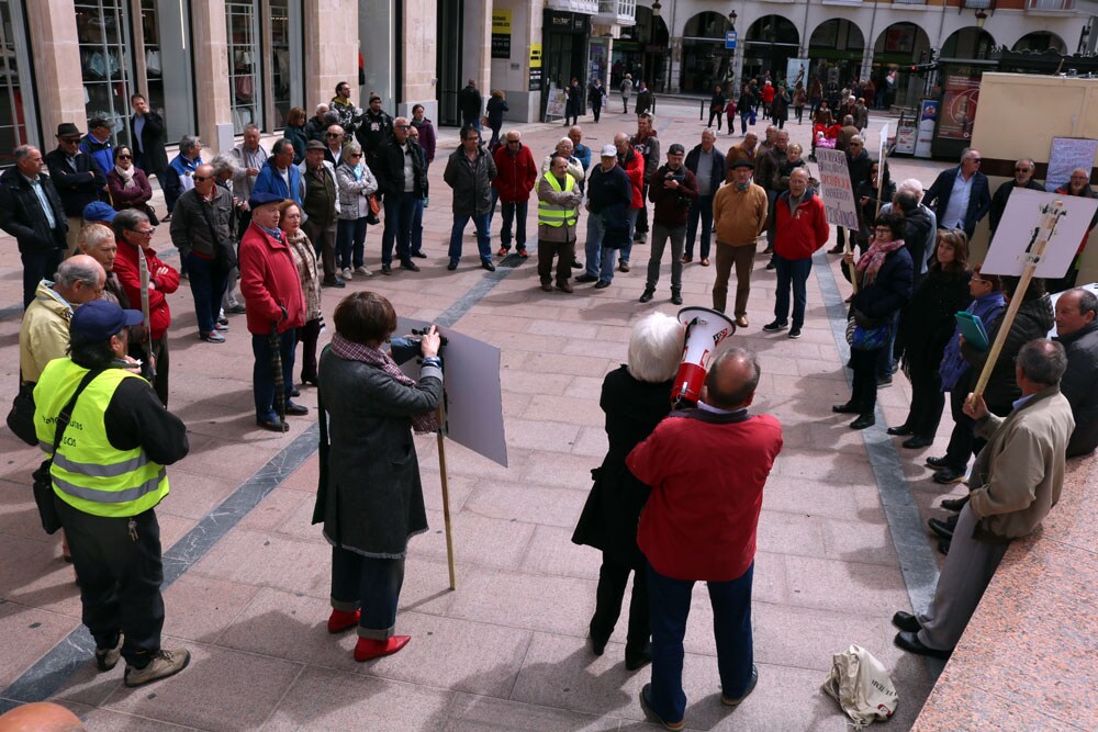 Algunos pensionistas concentrados reclamando sus derechos