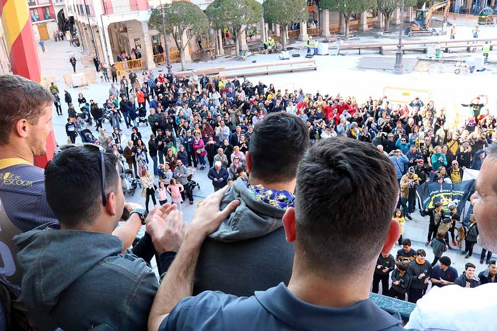 Fotos: El Ubu Colina Clinic celebra su histórico ascenso en el Ayuntamiento, en imágenes