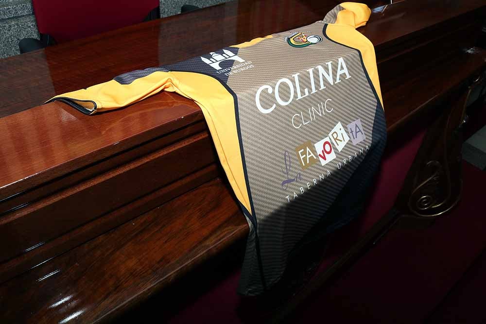 Fotos: El Ubu Colina Clinic celebra su histórico ascenso en el Ayuntamiento, en imágenes