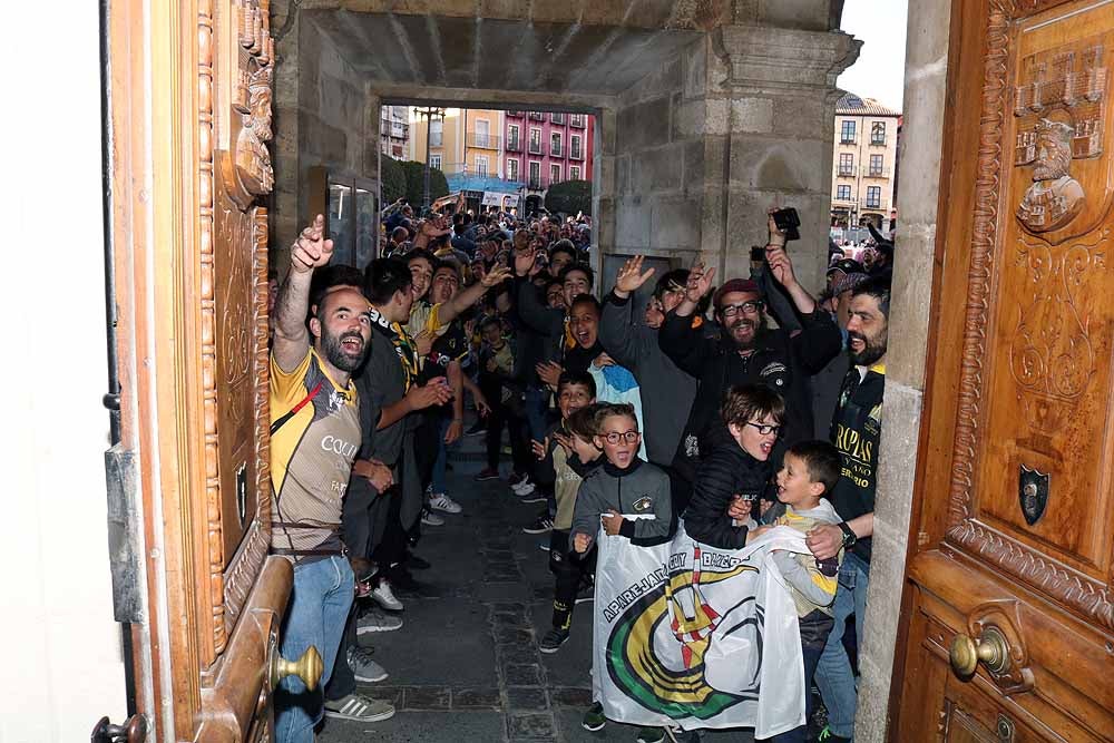 Fotos: El Ubu Colina Clinic celebra su histórico ascenso en el Ayuntamiento, en imágenes