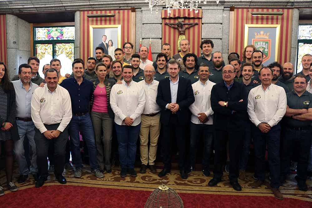 Fotos: El Ubu Colina Clinic celebra su histórico ascenso en el Ayuntamiento, en imágenes