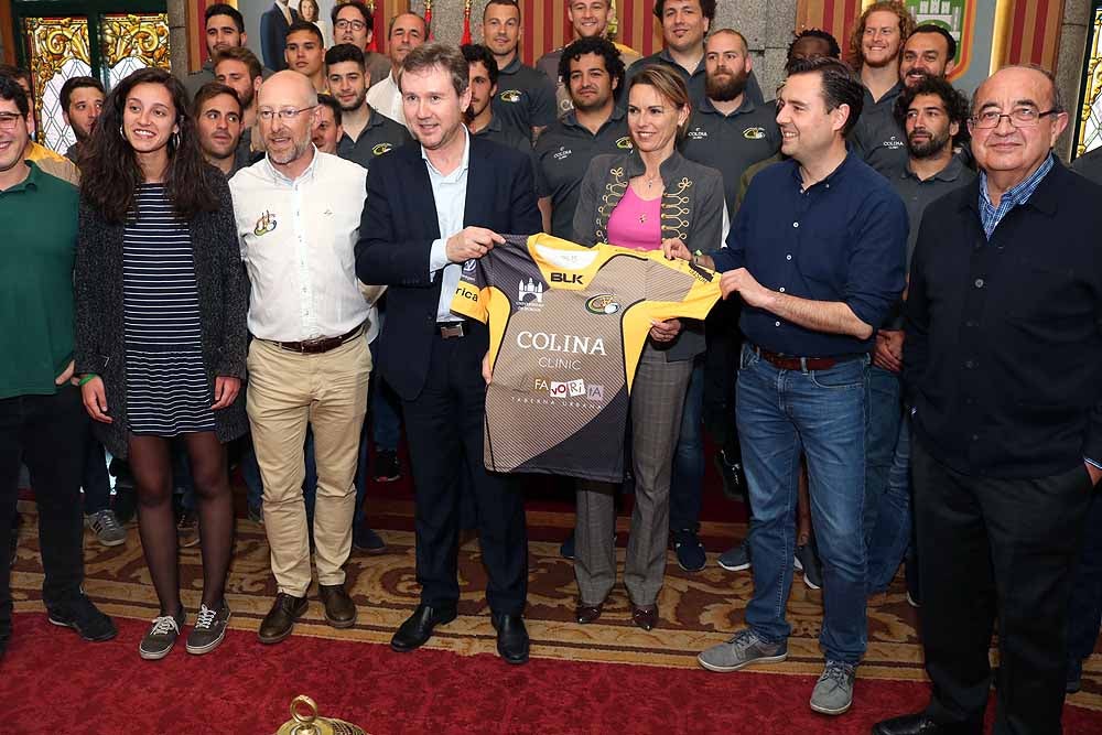 Fotos: El Ubu Colina Clinic celebra su histórico ascenso en el Ayuntamiento, en imágenes