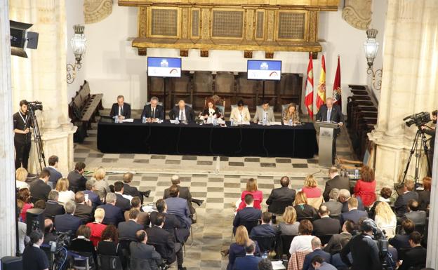 Amoedo, a la derecha de pie, durante su intervención en el pleno celebrado en Fonseca.