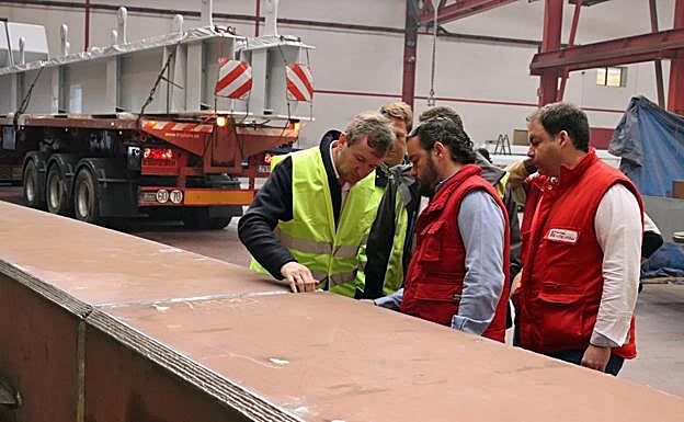 El alcalde, Javier Lacalle, se interesa por los últimos avances en la estructura del puente de Las Rebolledas