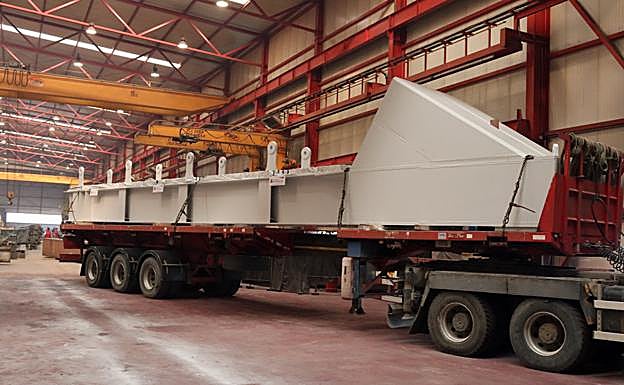 Imagen principal - El alcalde, Javier Lacalle, durante la visita a Metálicas Estrumar