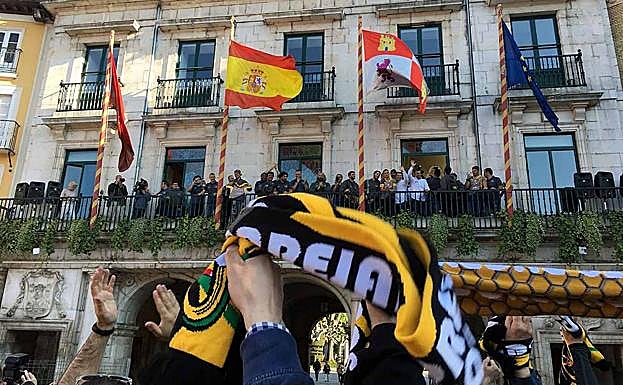 La afición ha celebrado con los jugadores un ascenso histórico