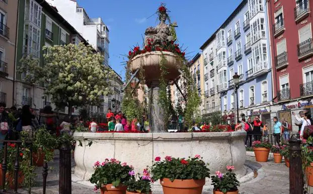 Fuente de la Plaza de la Flora, decorada con motivo de la Fiesta de las Flores