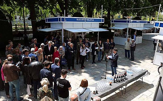 Imagen principal - La Feria del Libro de Burgos abre sus puertas con 14 casetas en el Paseo del Espolón