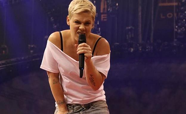 Pink durante un concierto. 