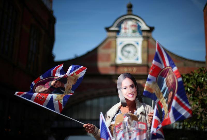 Miles de personas se concentran en la ciudad inglesa para esperar la llegada de Meghan Markle y el príncipe Enrique