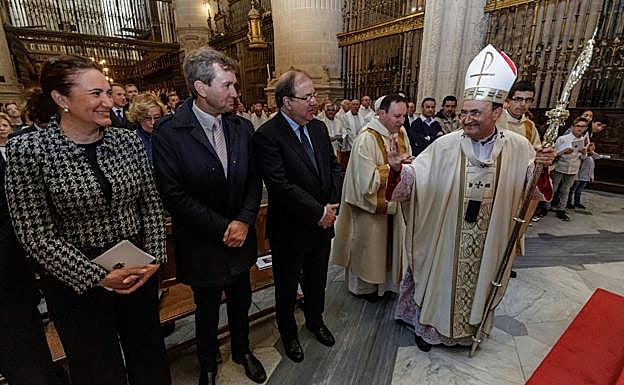 El arzobispo de Burgos, Fidel Herraéz, saluda al presidente de la Junta de Castilla y león, Juan Vicente Herrera, al alcalde de Burgos, Javier lacalle y a la consejera de Cultura y Turismo de Castilla y León, María Josefa García Cirac.
