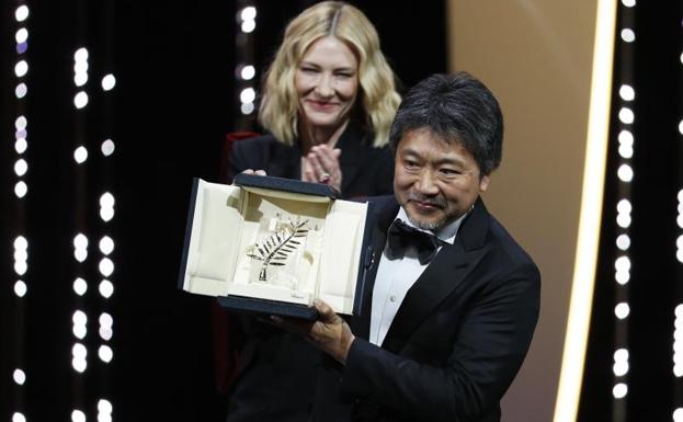 Hirokazu Kore-Eda recibe el galardón.