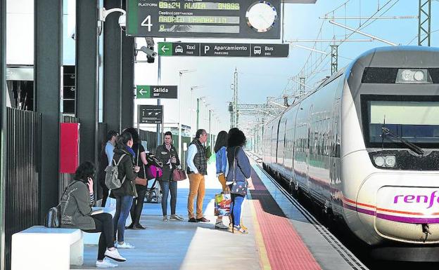 Un grupo de usuarios espera en el andén de la estación de Medina del Campo la llegada del Alvia con destino a Madrid.