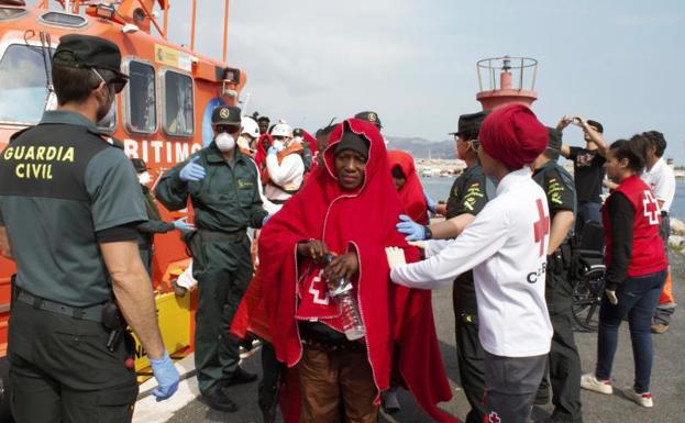 Inmigrantes, a su llegada al puerto de Motril.