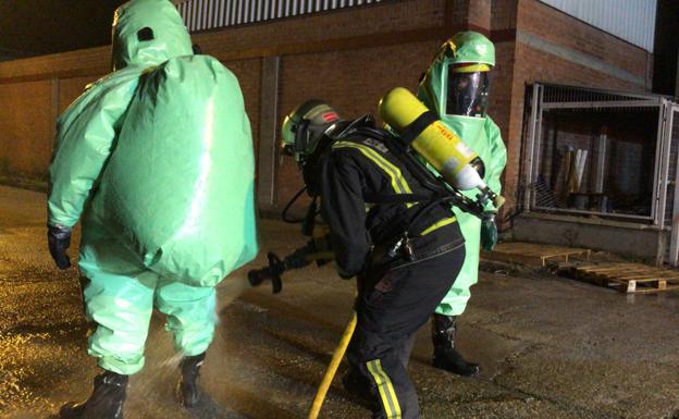 Intervención de los bomberos, ataviados con trajes NBQ.