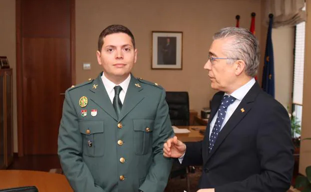 Óscar Miguel Plaza, nuevo teniente jefe interino de Tráfico, se ha presentado esta mañana ante el subdelegado del Gobierno Roberto, Saiz