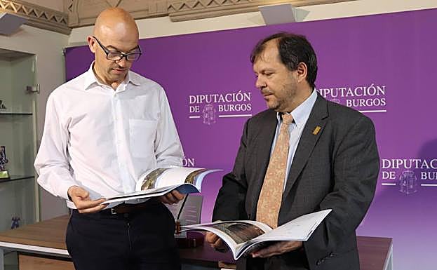 El diputado de Cultura, Luis Jorge del Barco, a la izquierda, y el presidente del grupo Edelweiss, Miguel Ángel Martín, a la derecha, leen la revista Cubia.