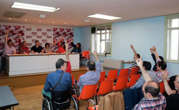 Todos los trabajadores presentes en la asamblea votaron a favor de firmar el acuerdo