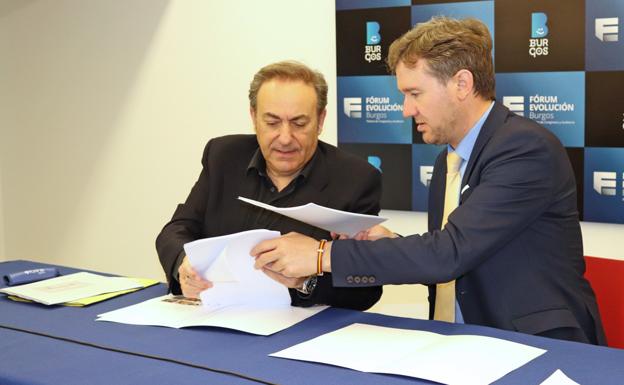 El promotor del evento, Pepe Barrena y el alcalde de la ciudad, Javier Lacalle, han firmado el contrato para celebrar la II edición