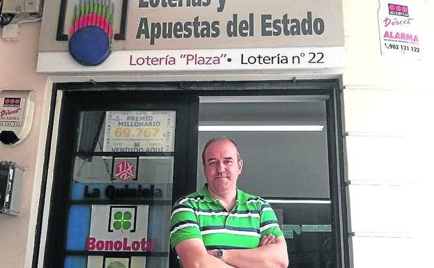 Manuel Reija encontró un boleto premiado en su local coruñés.